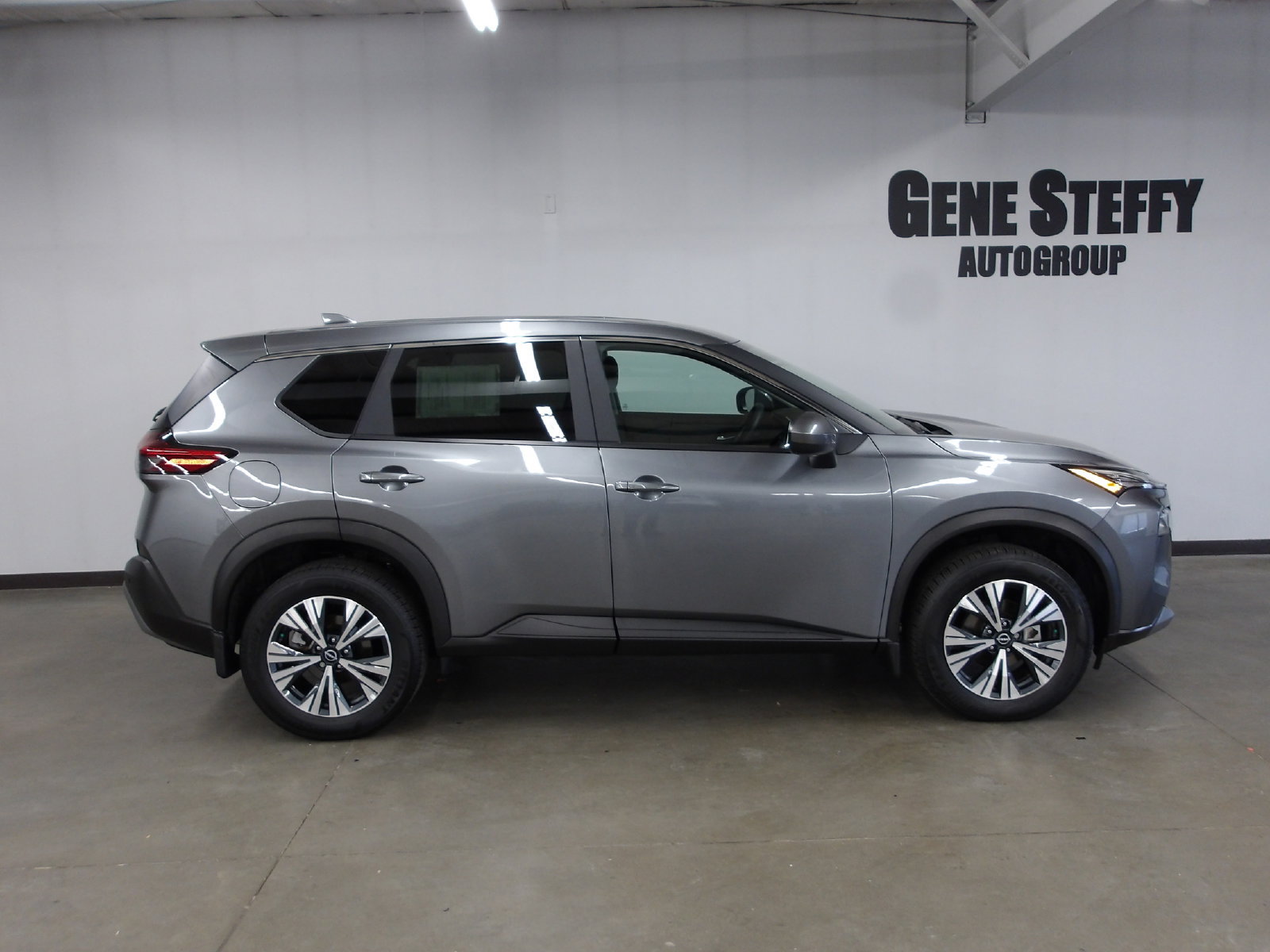 Used 2023 Nissan Rogue SV AWD/4WD image 3