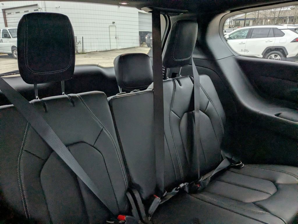 Used 2025 Chrysler Pacifica Select image 28