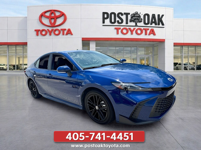 Used 2025 Toyota Camry SE FWD image 1