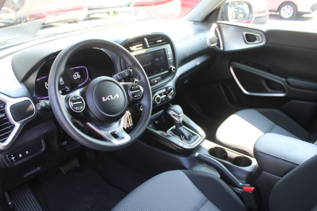 Certified 2025 Kia Soul LX w/ LX Technology Package FWD image 21