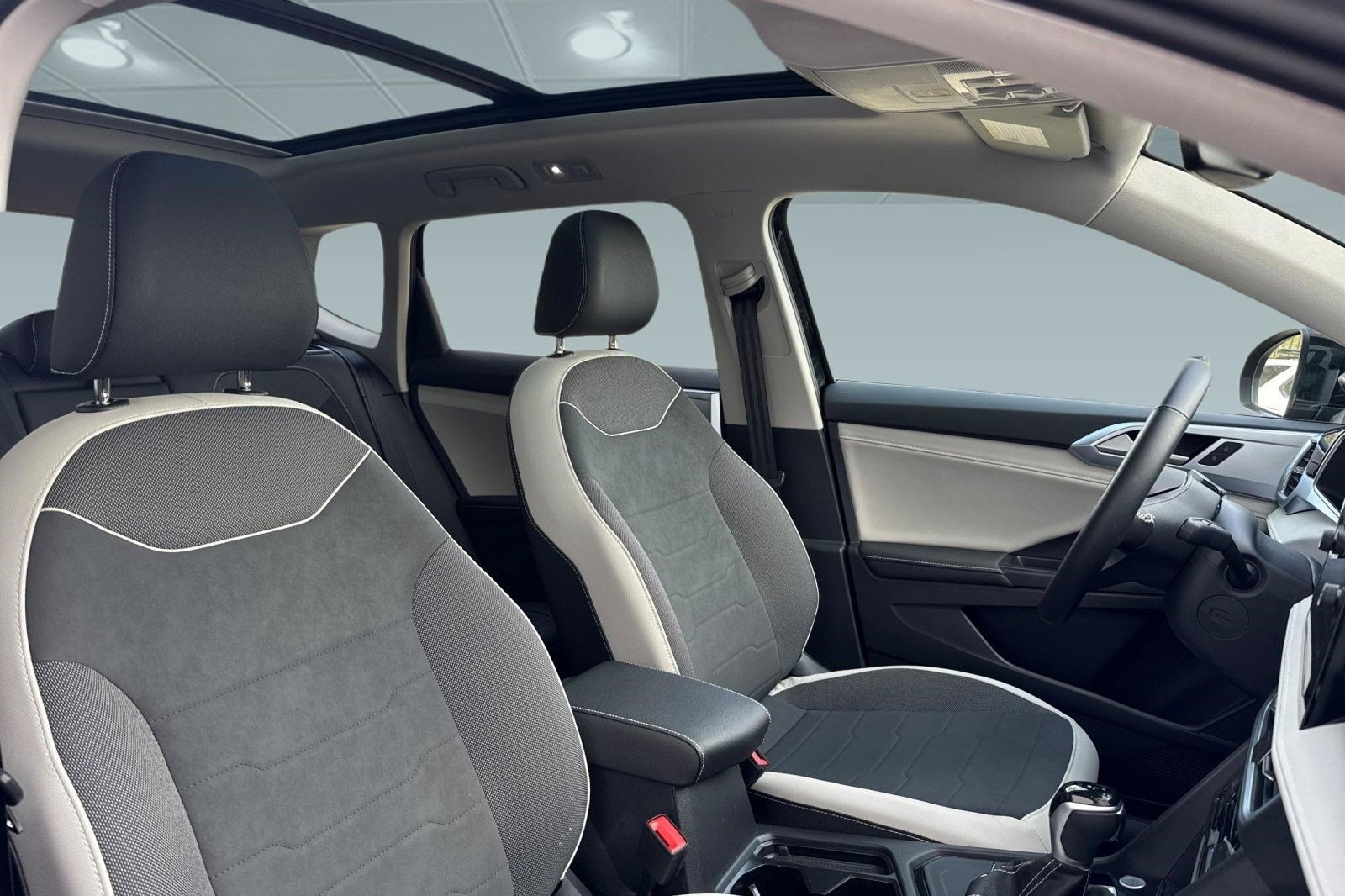 Used 2025 Volkswagen Taos SE w/ Panoramic Sunroof Package image 30