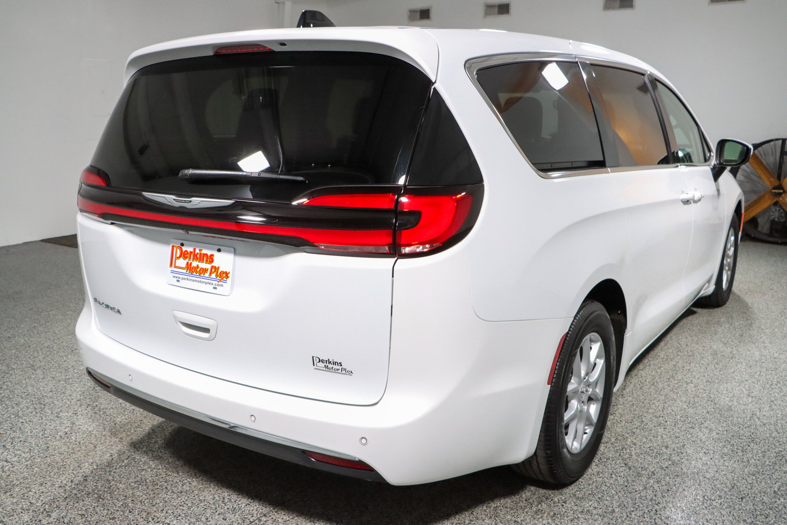 Used 2023 Chrysler Pacifica Touring-L FWD image 7