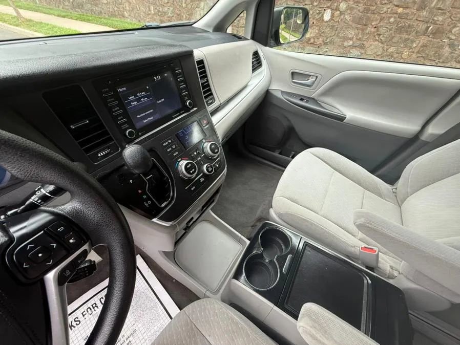 Used 2018 Toyota Sienna LE image 16