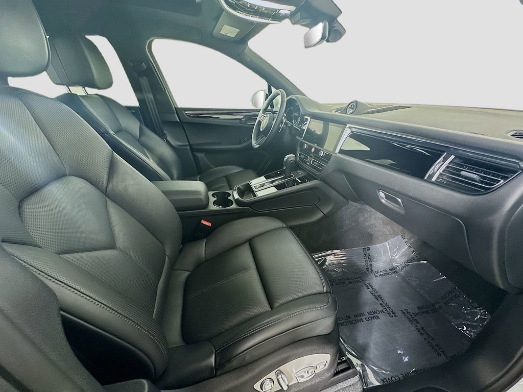 Certified 2025 Porsche Macan image 30