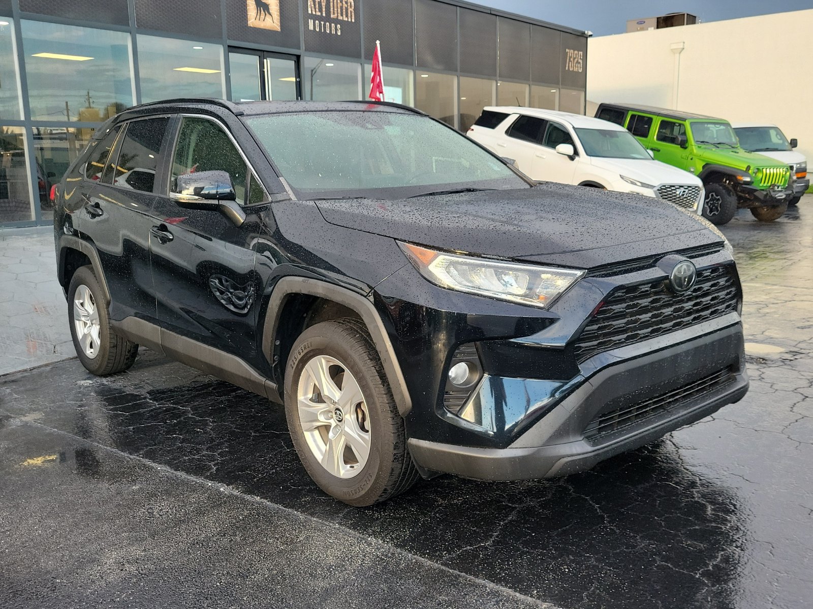 Used 2019 Toyota RAV4 XLE w/ Convenience Package FWD image 3