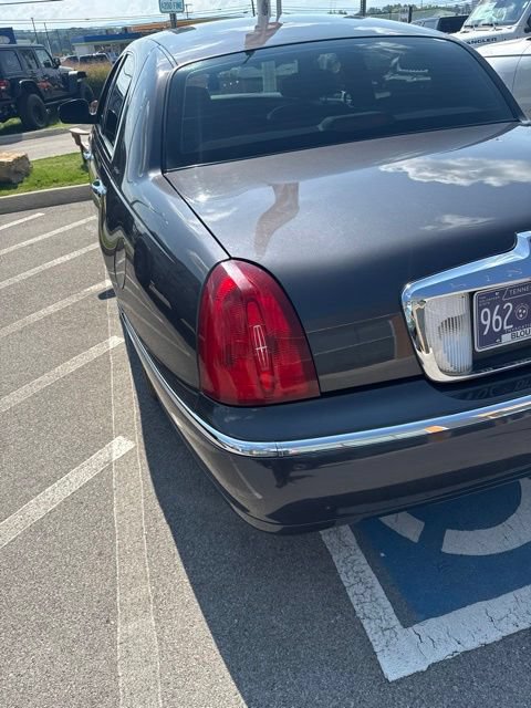 Used 1998 Lincoln Town Car Signature RWD image 18