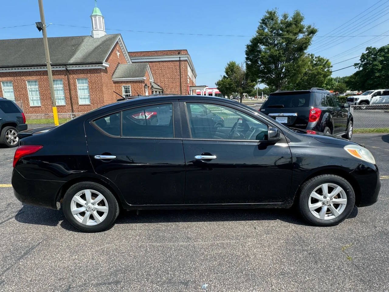 Used 2014 Nissan Versa SV w/ Convenience Package FWD image 9