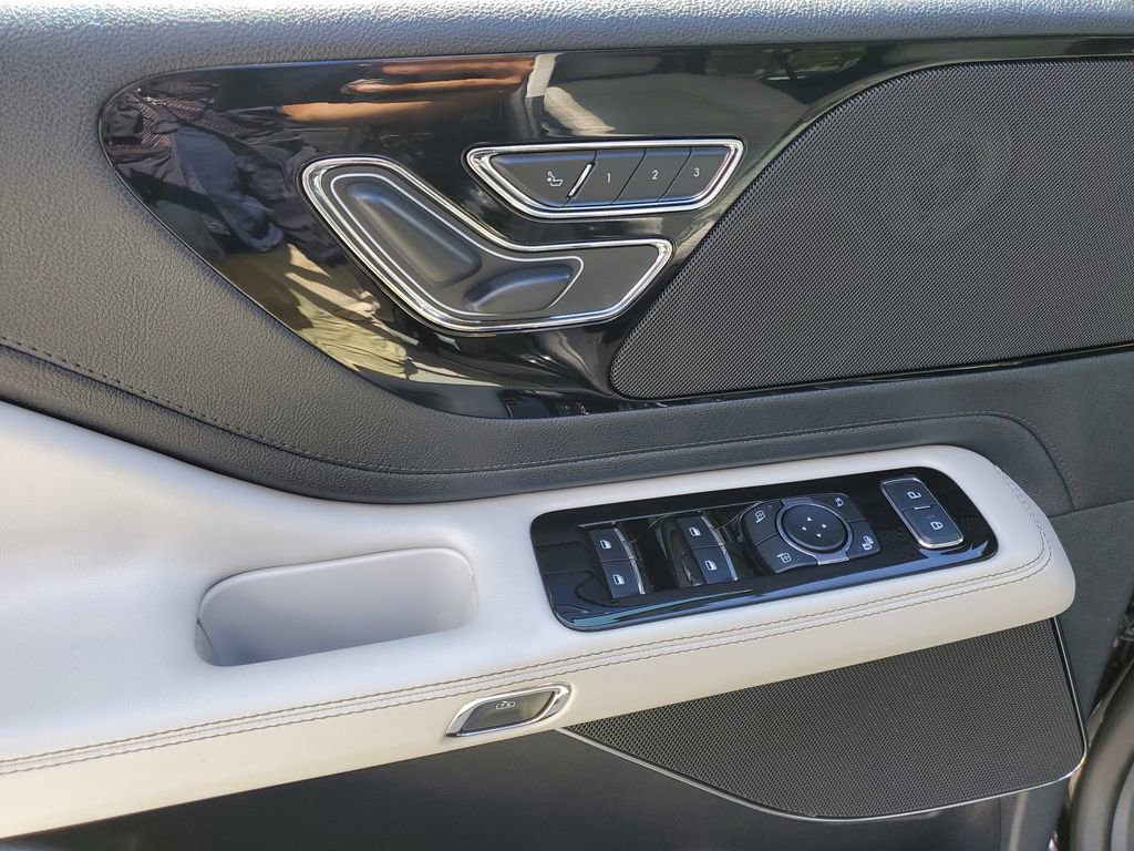 Used 2025 Lincoln Aviator 2WD image 19