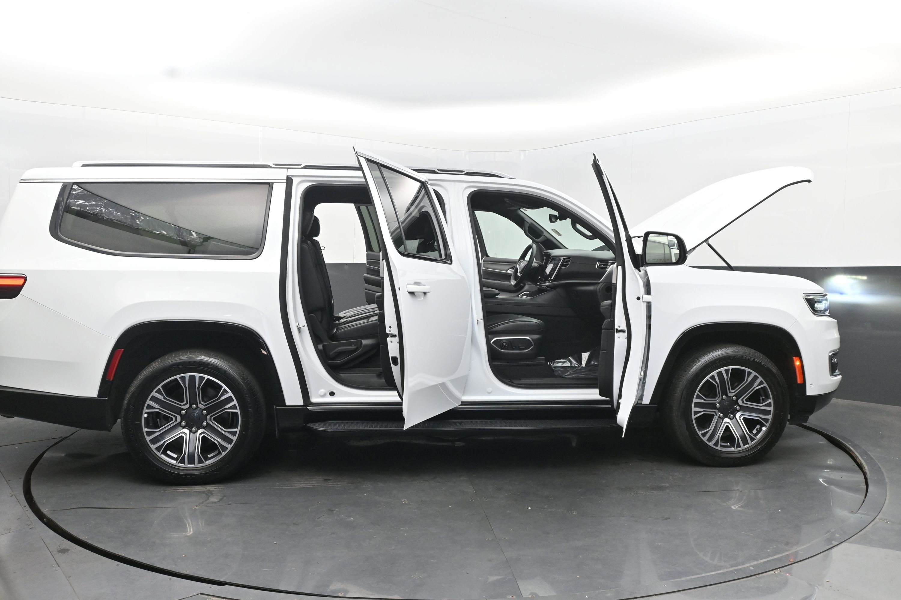 Used 2023 Jeep Wagoneer L Series II image 46