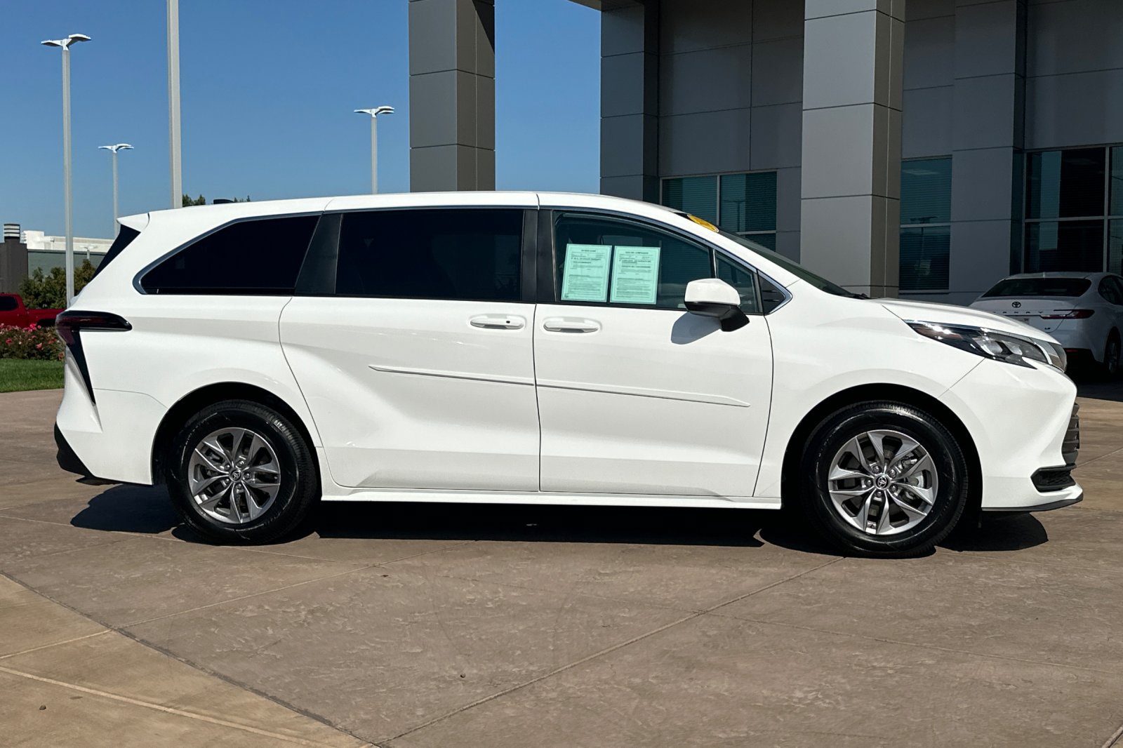 Used 2024 Toyota Sienna LE AWD/4WD image 3