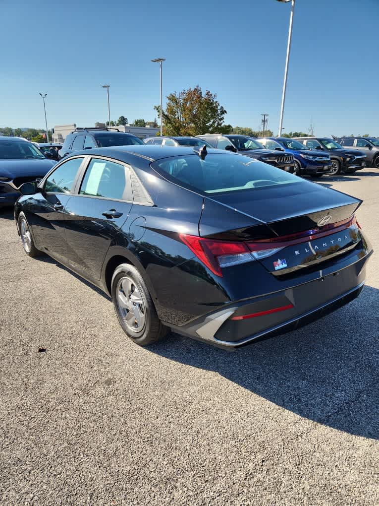 Used 2025 Hyundai Elantra SE FWD image 16