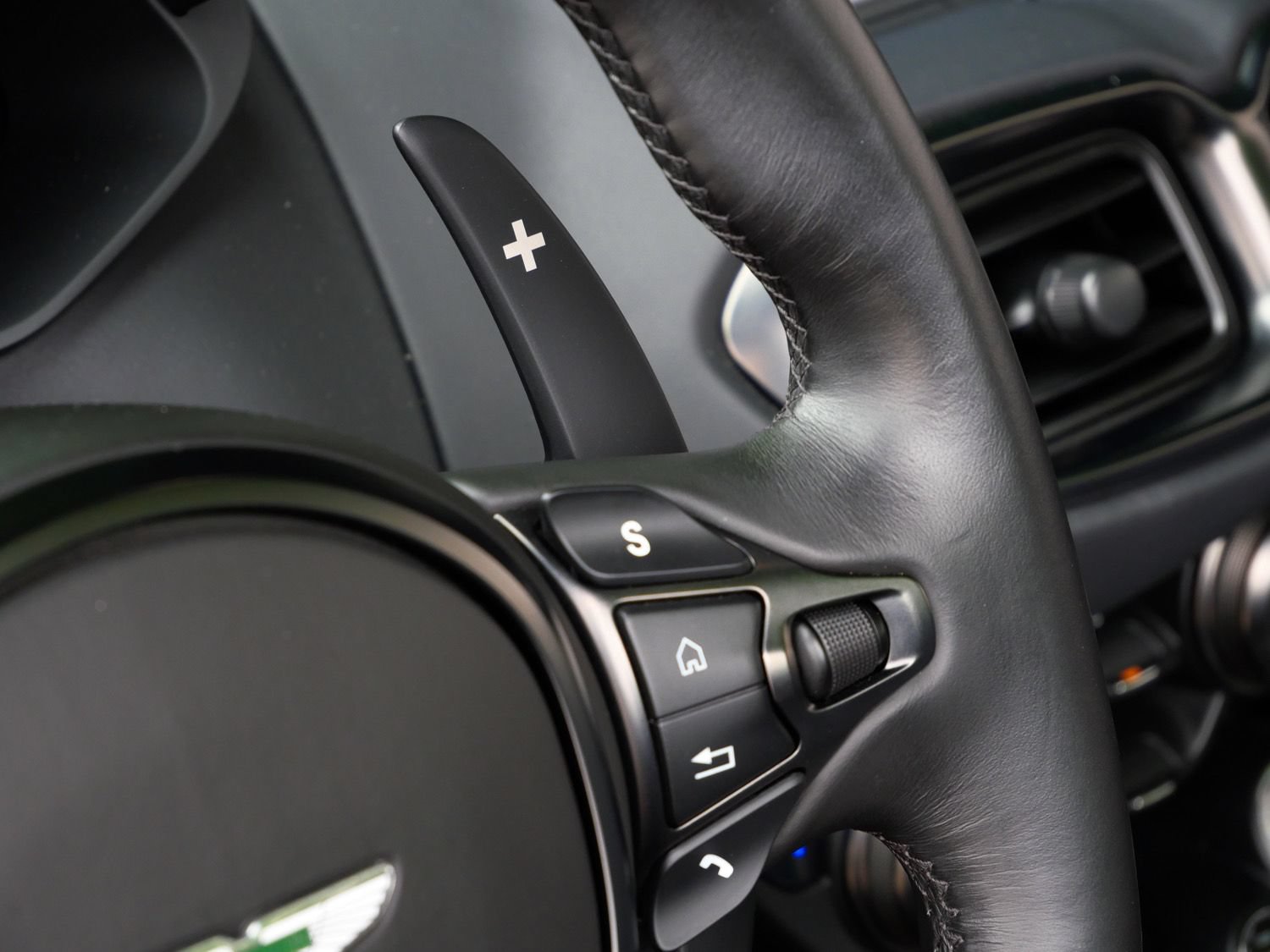 Used 2023 Aston Martin V8 Vantage Roadster RWD image 19