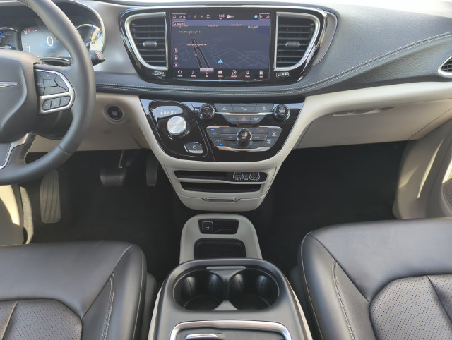Used 2024 Chrysler Pacifica Limited FWD image 26