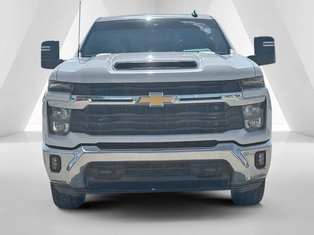 Used 2025 Chevrolet Silverado 2500 LT AWD/4WD image 2