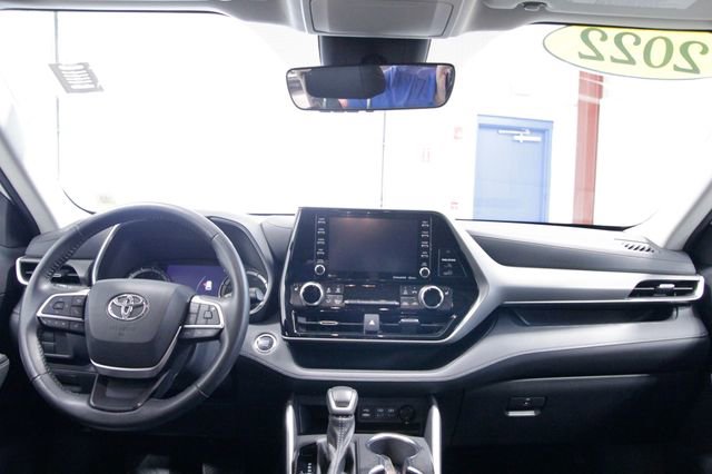 Used 2022 Toyota Highlander XLE AWD/4WD image 16
