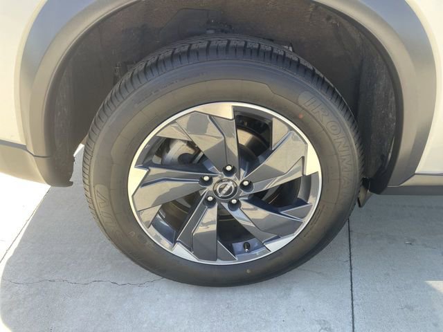 Used 2024 Nissan Rogue SV image 32