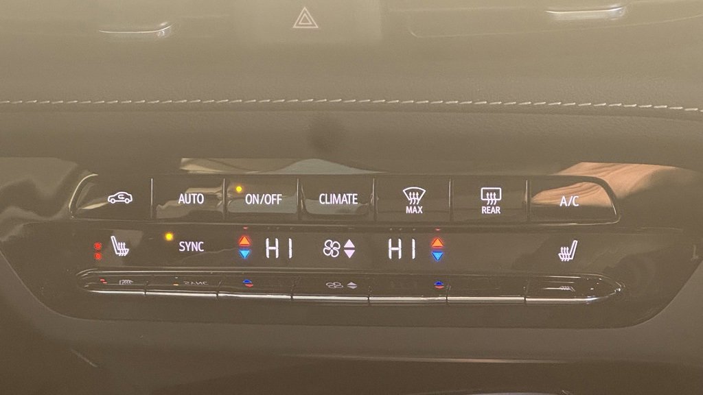 Used 2023 Buick Envision Essence image 18