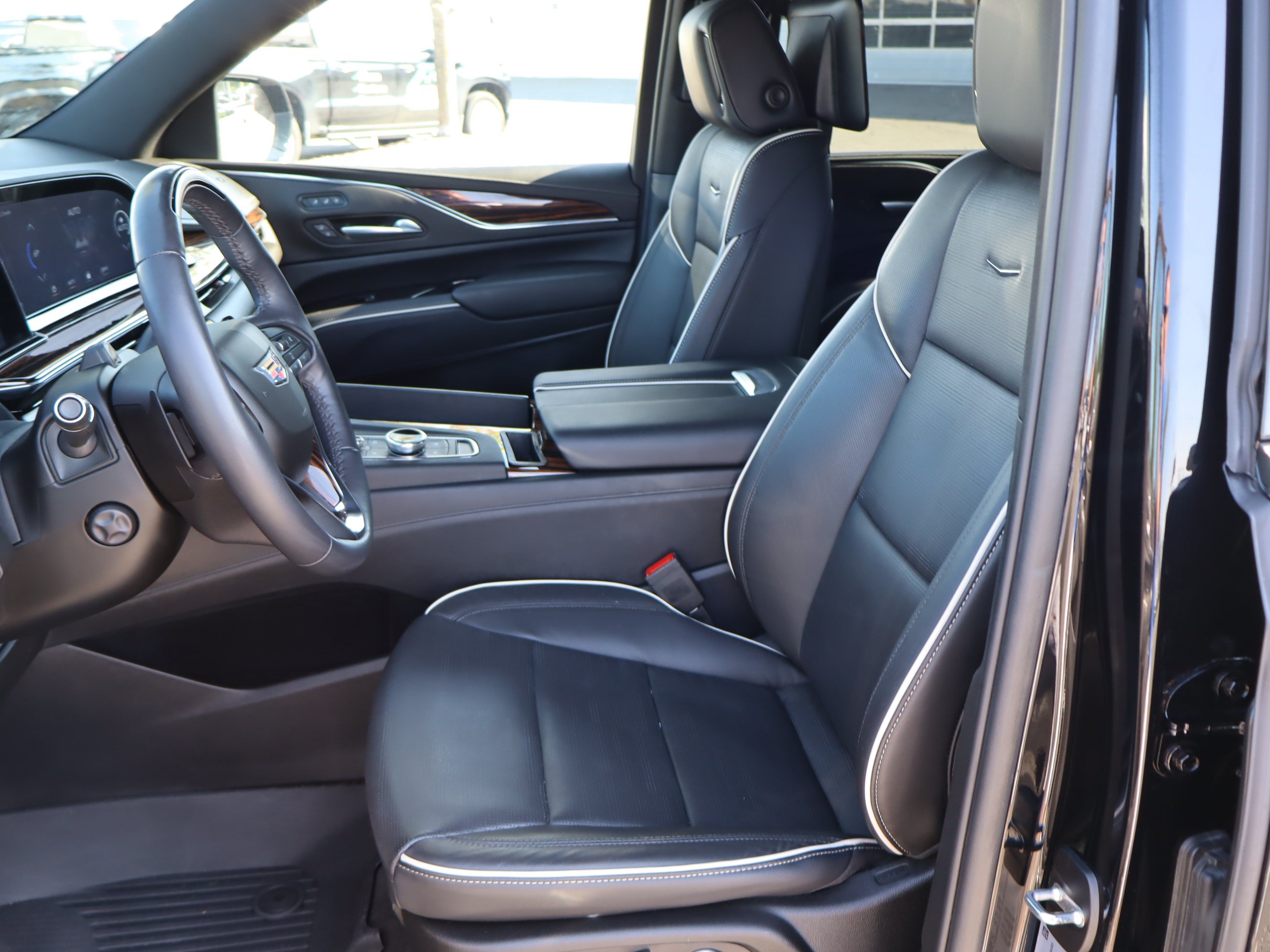 Used 2024 Cadillac Escalade Premium Luxury AWD/4WD image 20