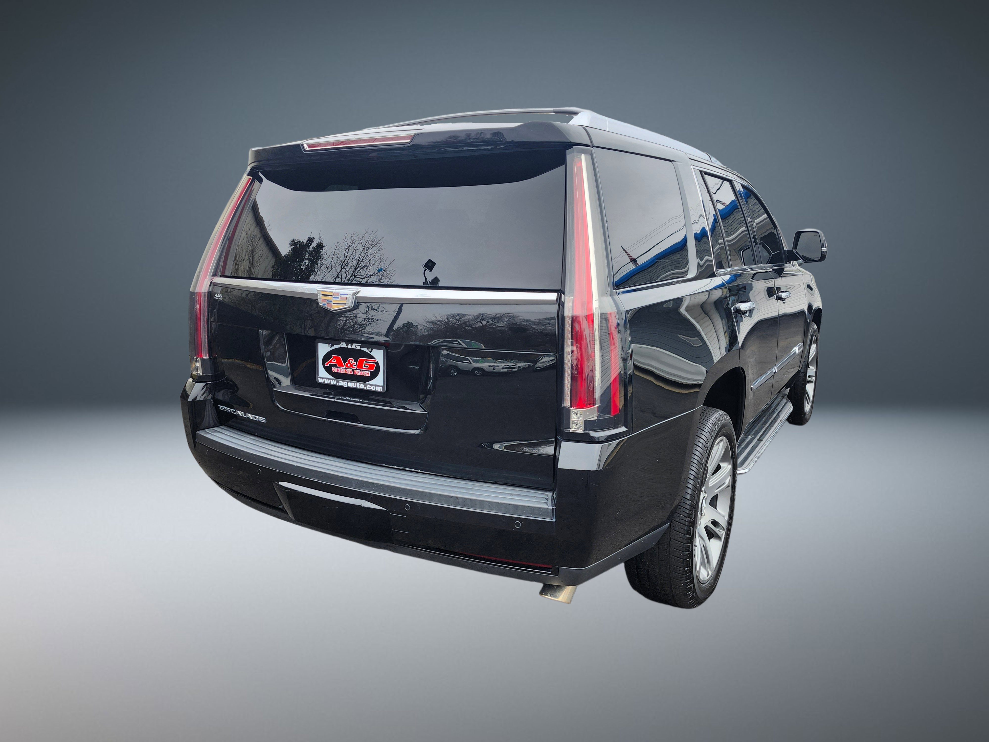 Used 2016 Cadillac Escalade Luxury image 3