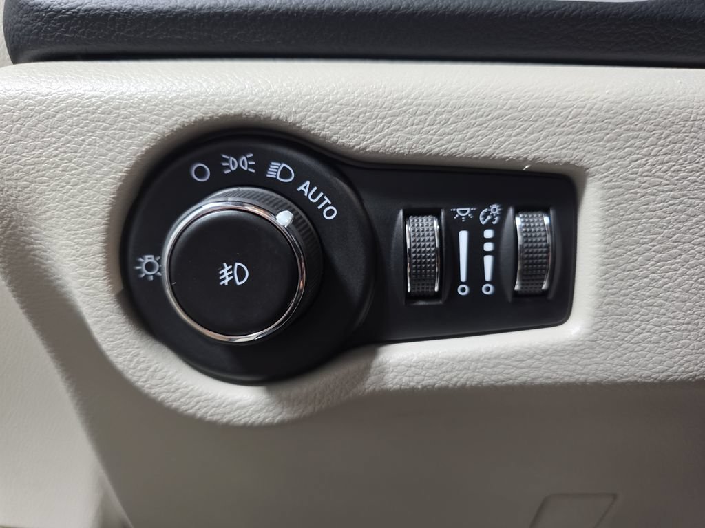Used 2023 Chrysler Pacifica Touring-L FWD image 27
