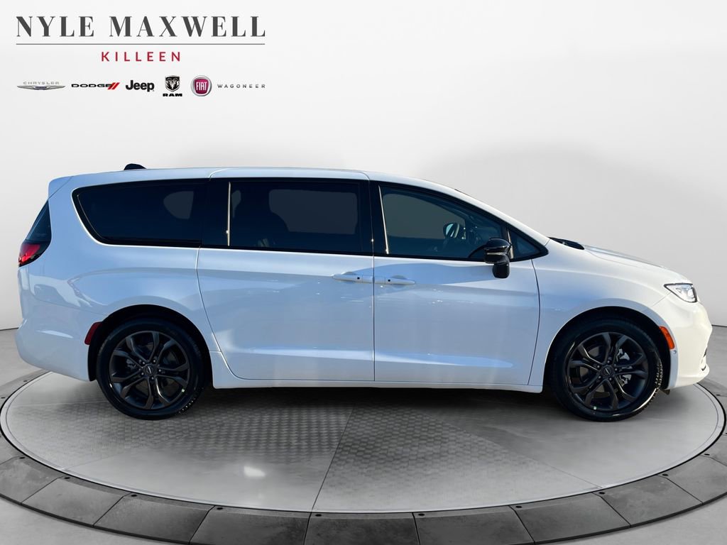 New 2026 Chrysler Pacifica Select image 17