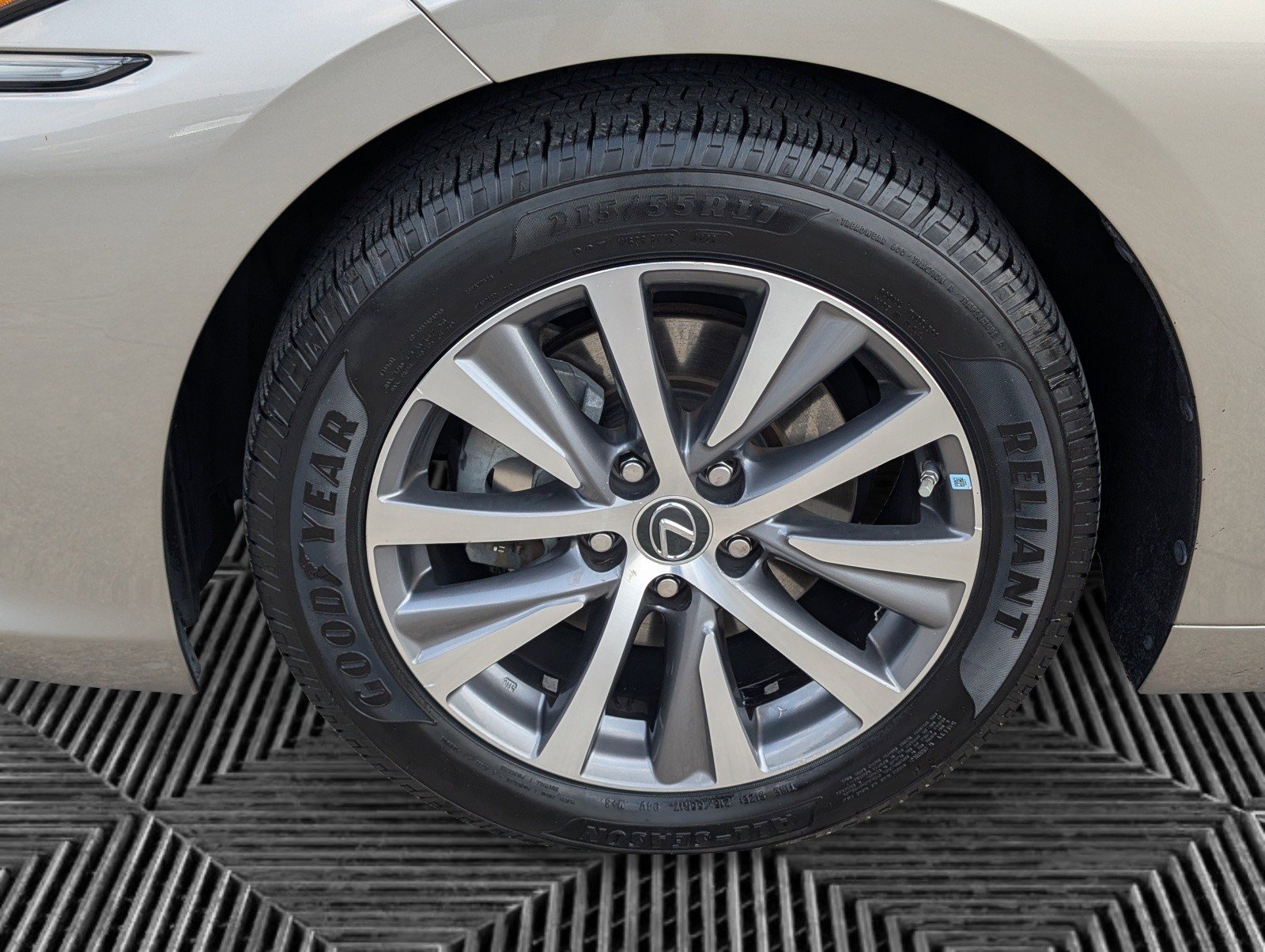 Used 2020 Lexus ES 300h w/ Premium Package image 24