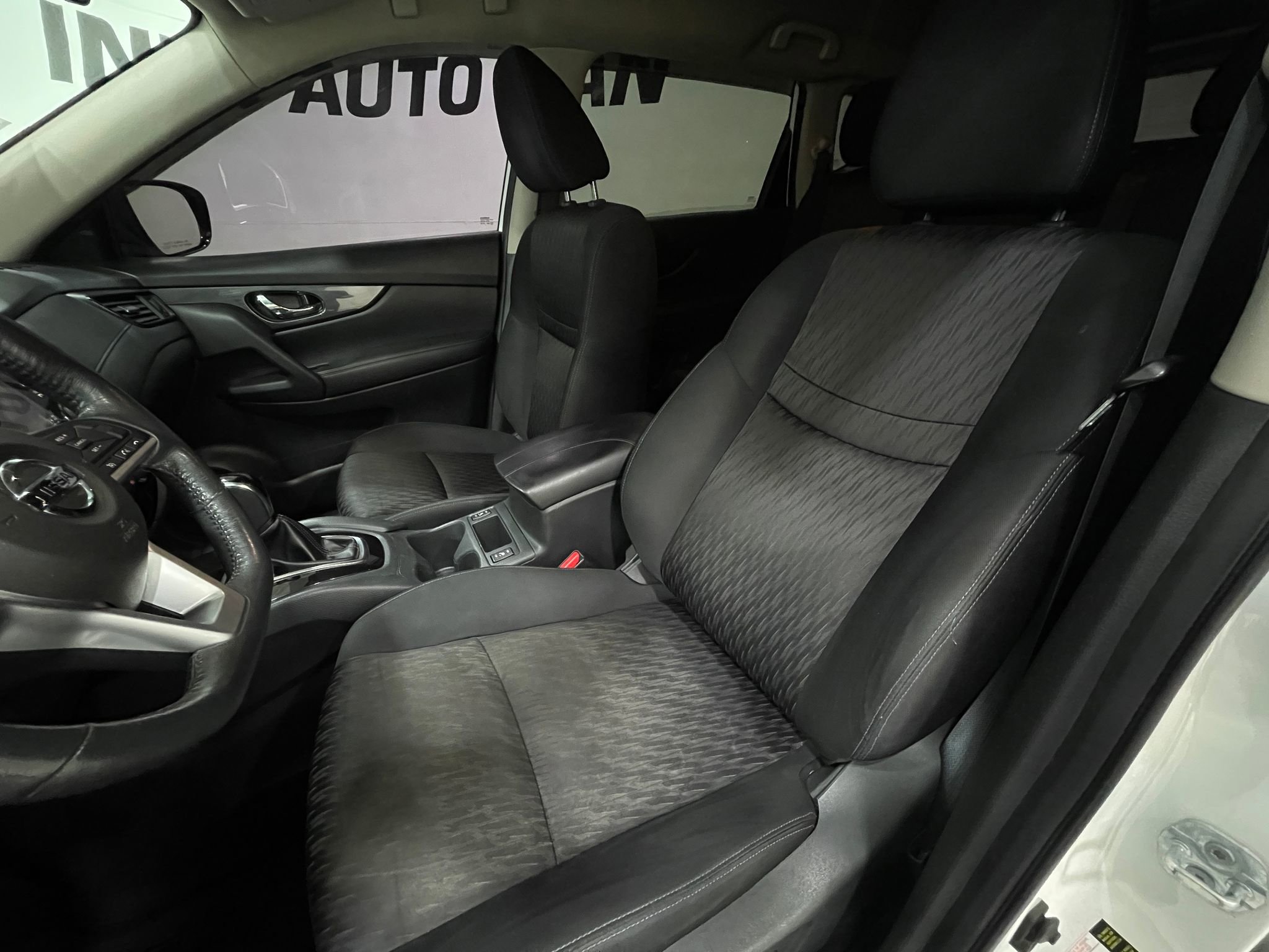 Used 2017 Nissan Rogue SV AWD/4WD image 12