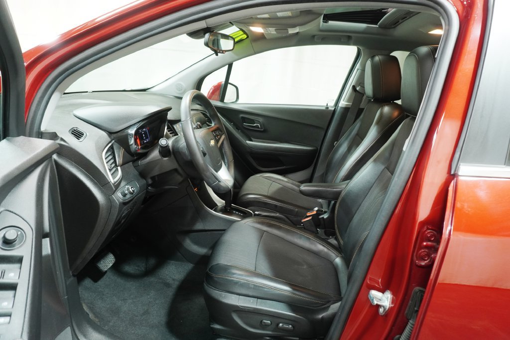 Used 2020 Chevrolet Trax LT w/ Sun & Sound Package FWD image 10