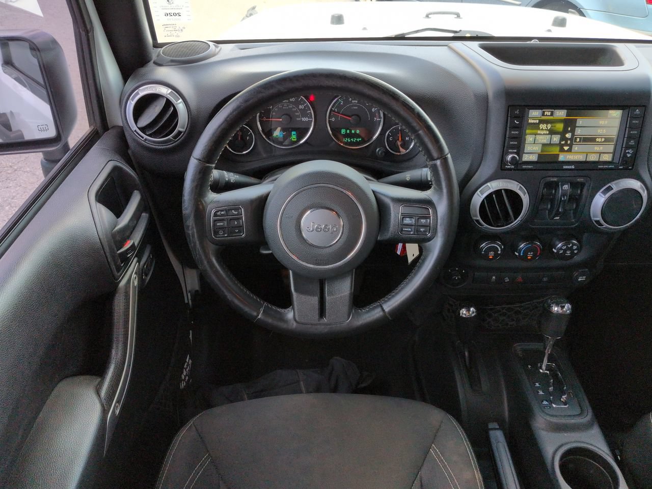 Used 2016 Jeep Wrangler Unlimited Sahara w/ Connectivity Group AWD/4WD image 16