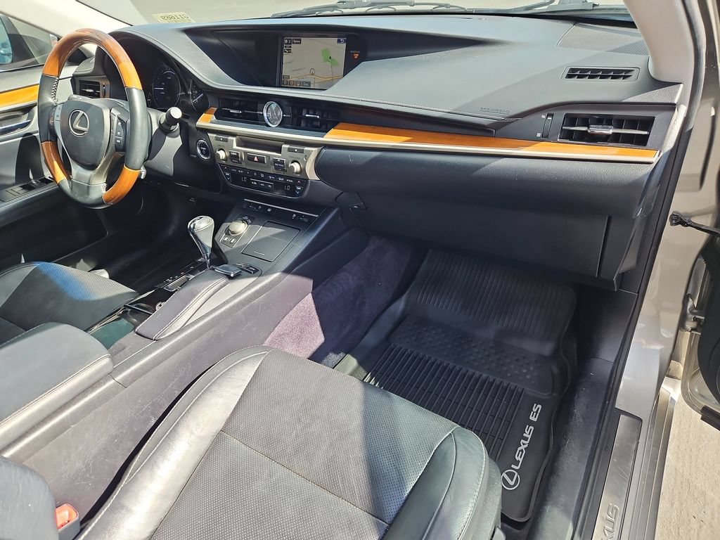 Used 2015 Lexus ES 300h w/ Navigation System Package FWD image 29