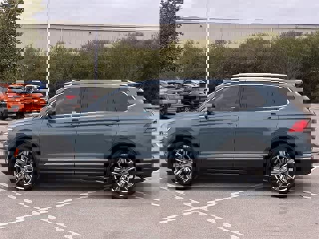 Used 2019 Volkswagen Tiguan SEL Premium image 3