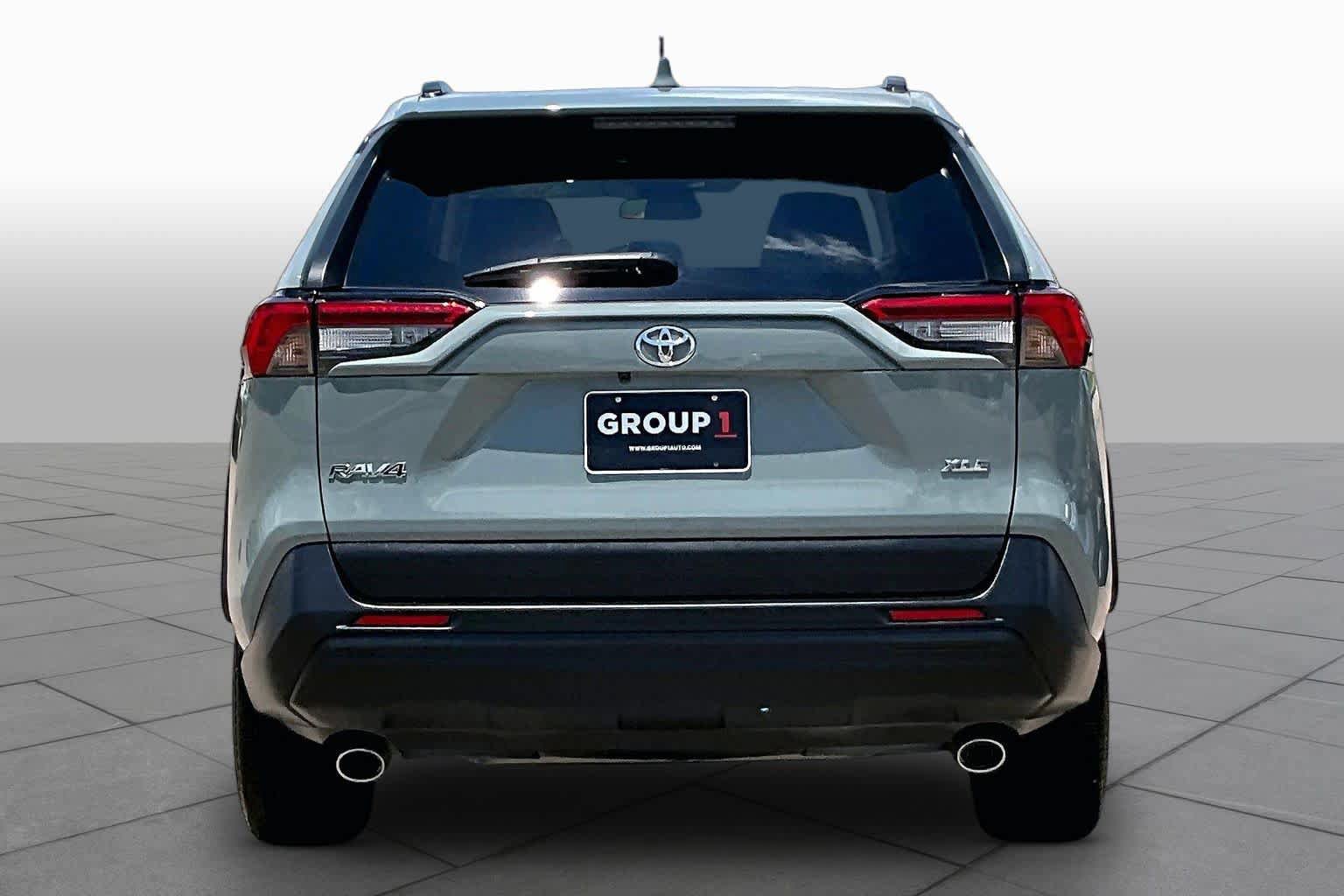 Used 2020 Toyota RAV4 XLE Premium FWD image 5