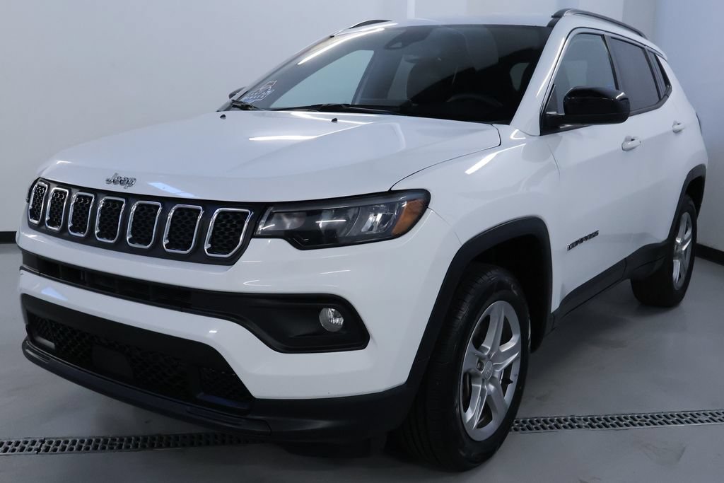 Used 2024 Jeep Compass Latitude AWD/4WD image 3