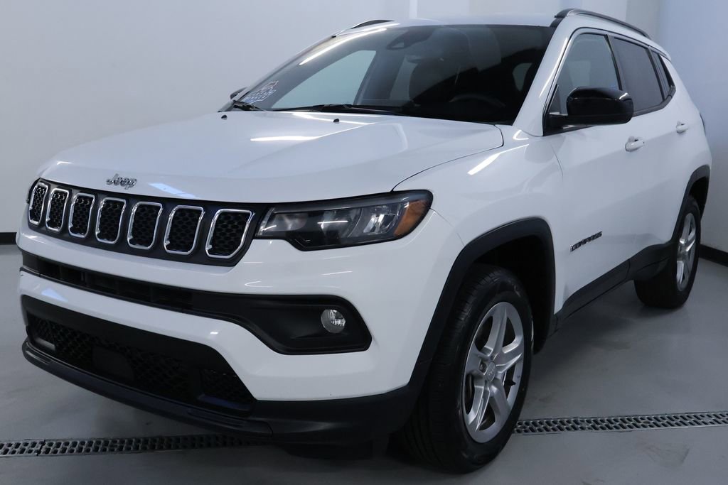 Used 2024 Jeep Compass Latitude AWD/4WD image 3