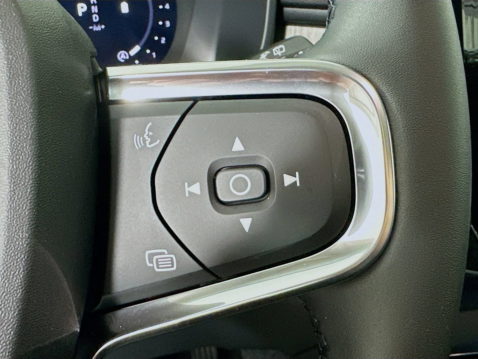 New 2026 Volvo XC40 B5 Plus w/ Protection Package Premier AWD/4WD image 19
