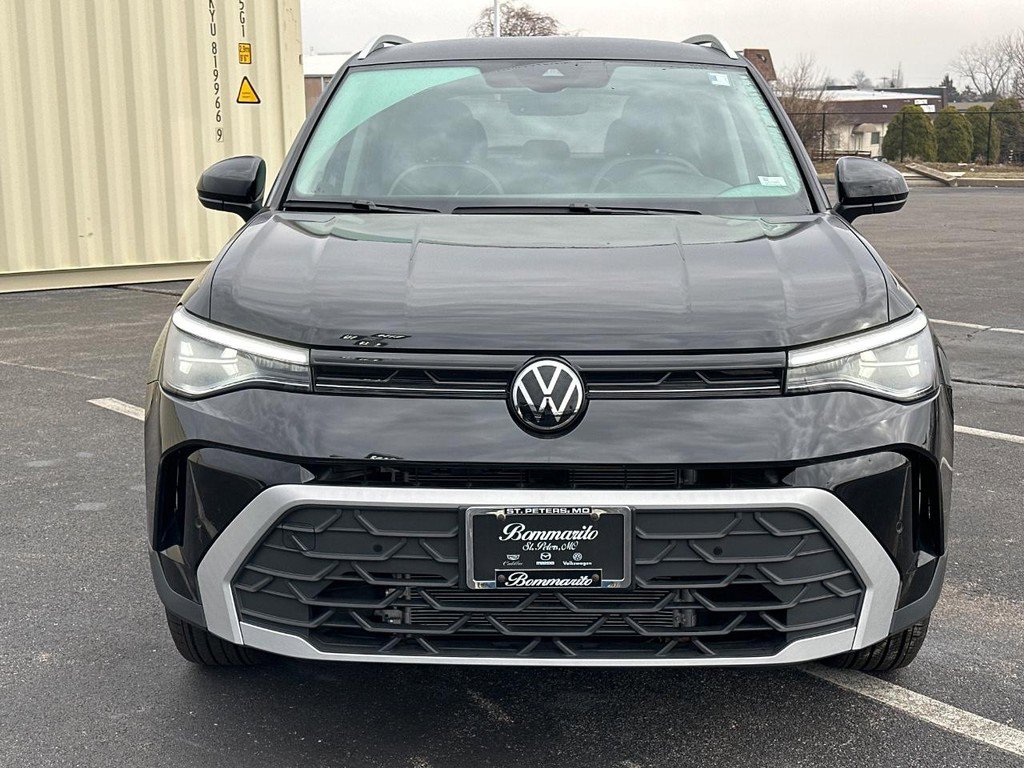 Used 2025 Volkswagen Taos SE image 2