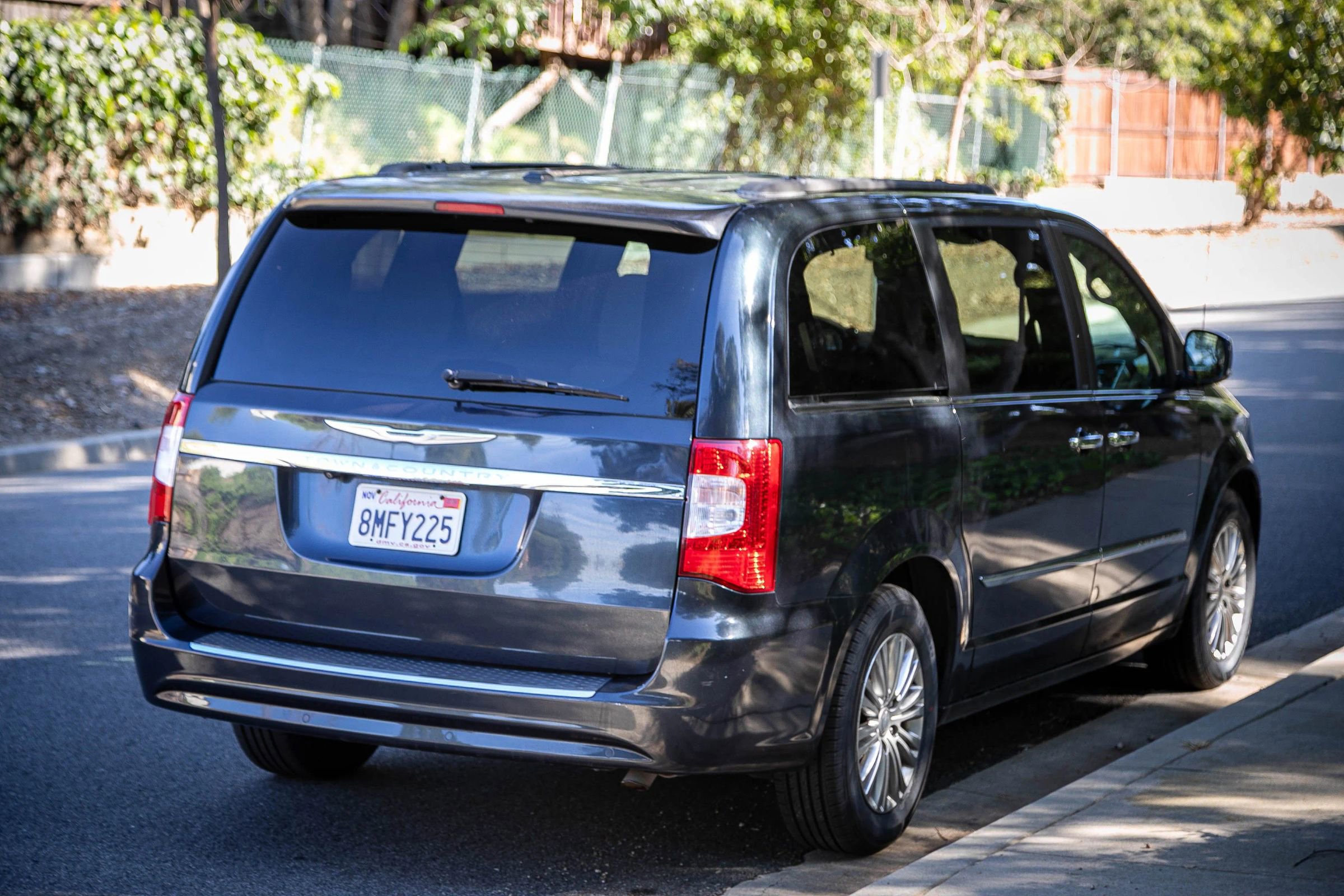 Used 2013 Chrysler Town & Country Touring-L w/ Driver Convenience Group image 4