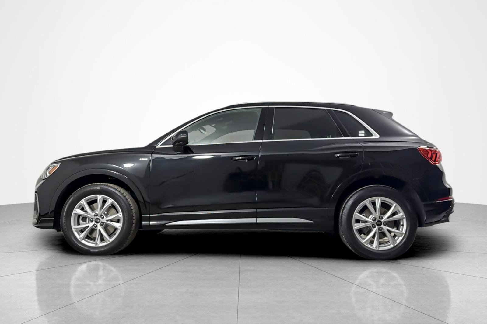 Used 2025 Audi Q3 2.0T Premium Plus w/ Premium Plus Package AWD/4WD image 2