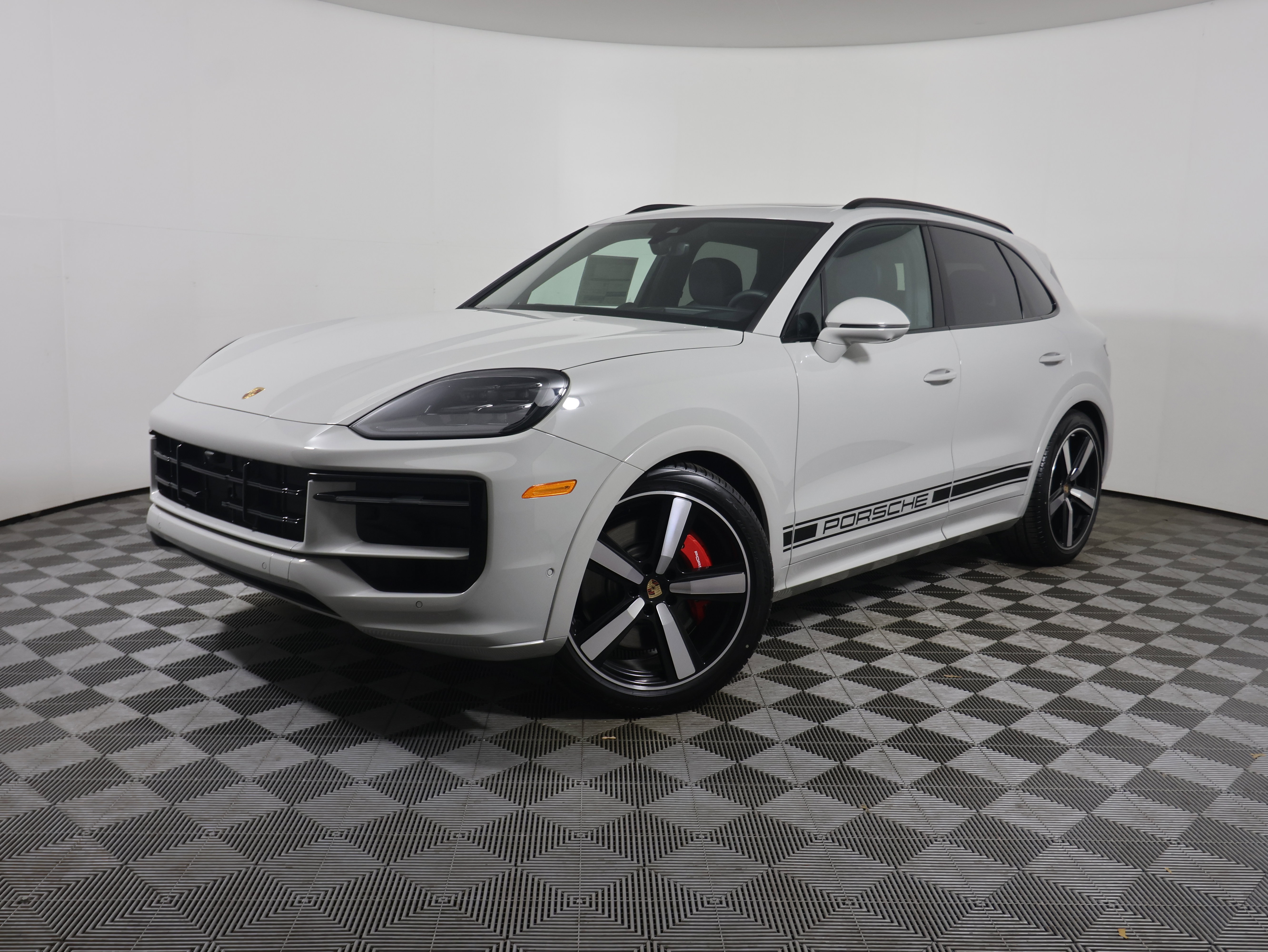New 2025 Porsche Cayenne GTS image 1