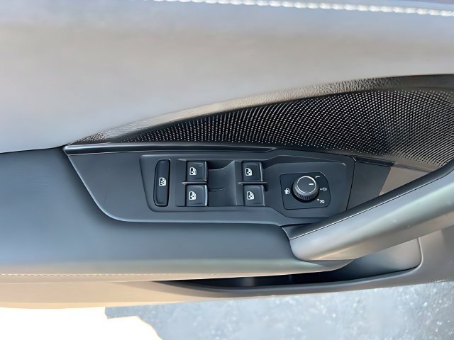 Used 2025 Volkswagen Tiguan SE R-Line AWD/4WD image 17