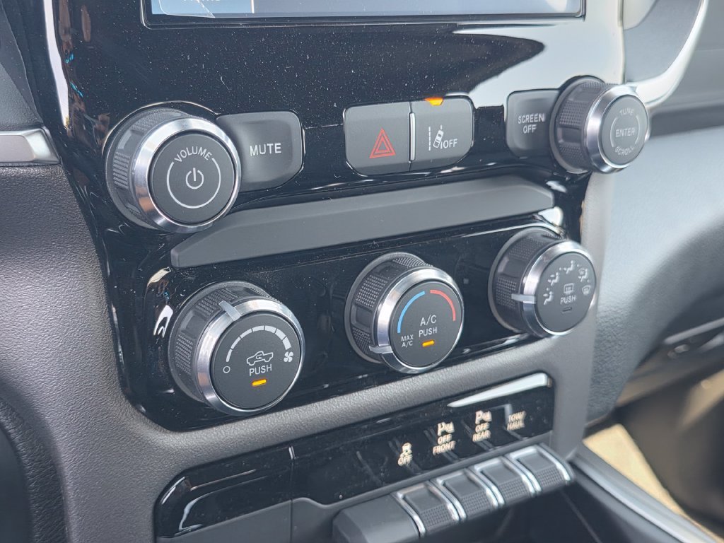 New 2026 RAM 1500 4x4 Crew Cab image 17