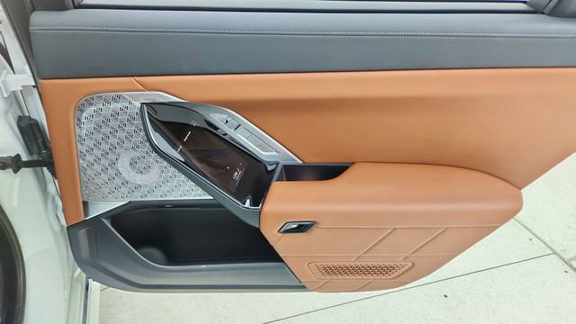 Used 2023 BMW i7 xDrive60 w/ Executive Package 2 image 29