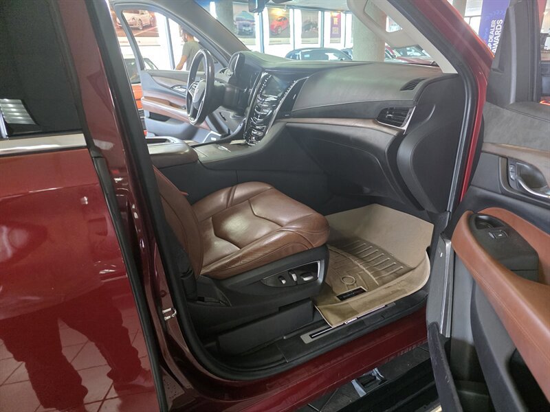 Used 2019 Cadillac Escalade Premium Luxury AWD/4WD image 28