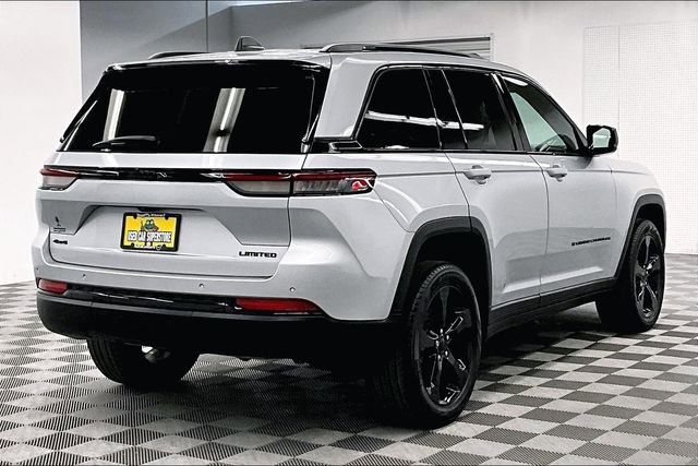 Used 2024 Jeep Grand Cherokee Limited w/ Black Appearance Package image 13