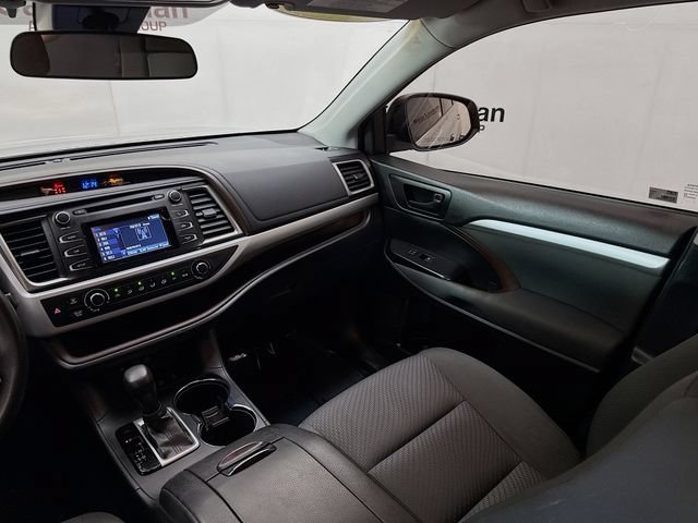 Used 2019 Toyota Highlander LE AWD/4WD image 21