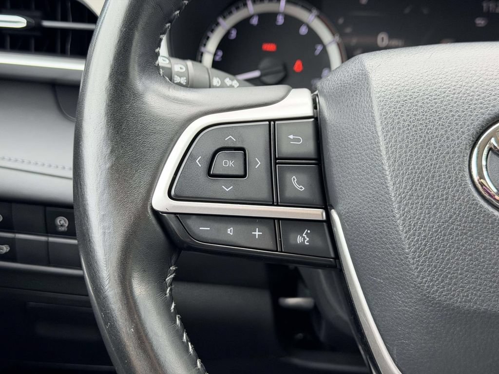 Used 2023 Toyota Highlander XLE AWD/4WD image 8