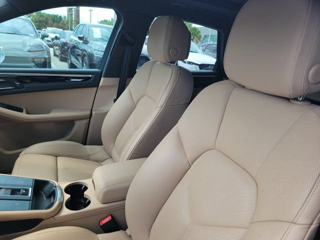 Used 2024 Porsche Macan AWD/4WD image 17
