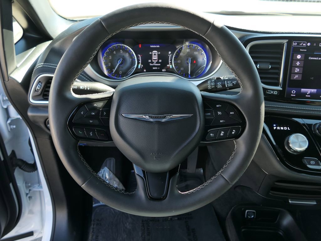 Used 2024 Chrysler Pacifica Touring image 17