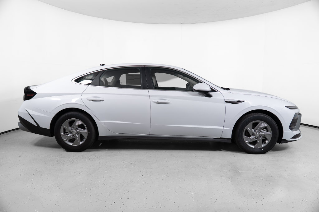 New 2026 Hyundai Sonata SE FWD image 3