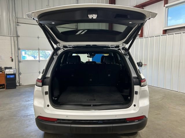 Used 2023 Jeep Grand Cherokee Altitude AWD/4WD image 20